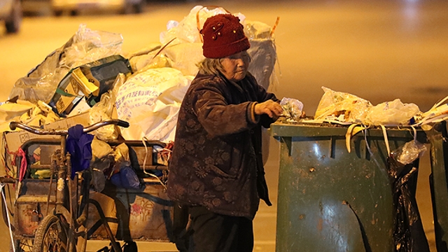 敬禮，勵(lì)志可愛的“拾荒奶奶”